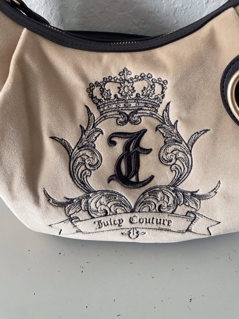 Juicy Couture Need More Juicy Hobo Shoulder Bag Buff Beige W/ Heart Charm NEW - Picture 4 of 14